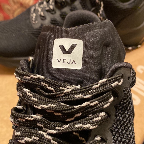 NWT Veja black sneakers EU size 40 (women’s 8 1/2-9/men’s 7).Brand new with box. - Picture 13 of 14